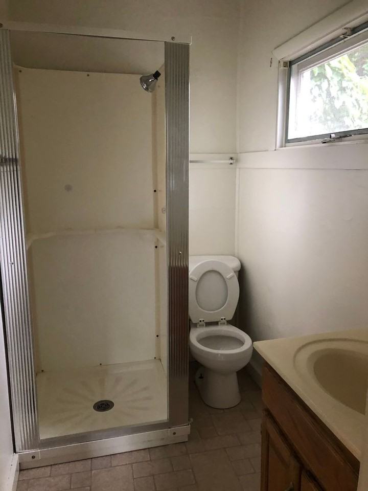 300 E 11th St - Photo 6 of 8