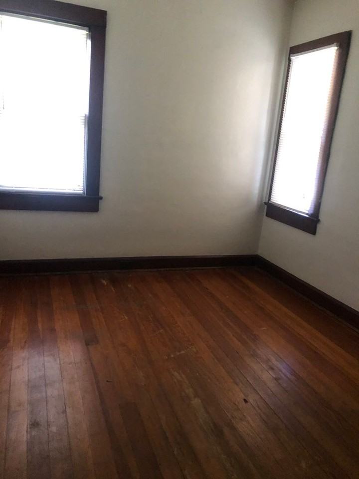 306 E 11th St - Photo 3 of 8