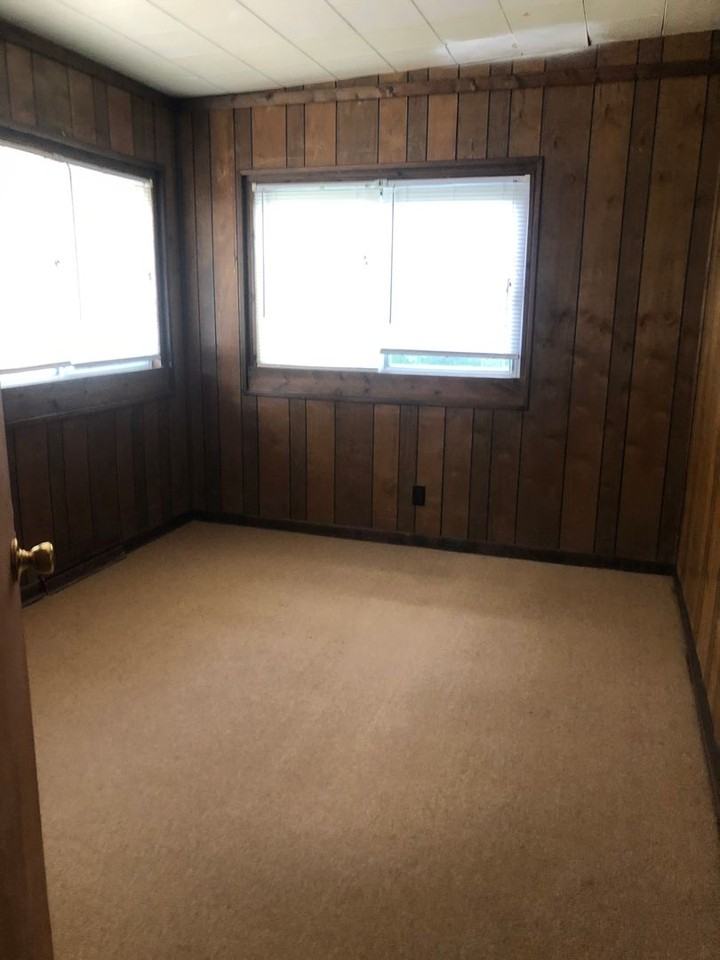 306 E 11th St - Photo 5 of 8