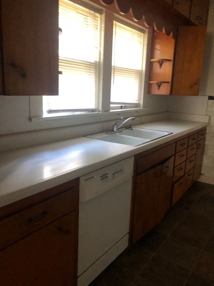 306 E 11th St - Photo 7 of 8