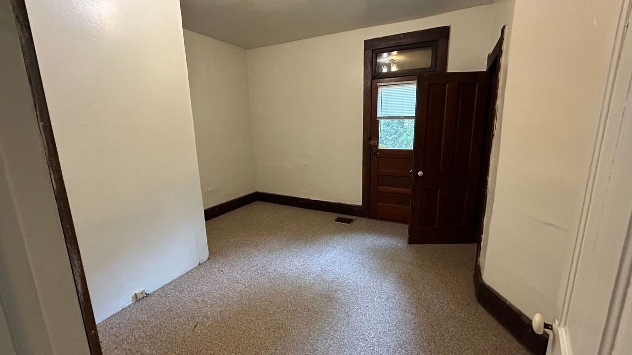 310 E 11th St - Photo 5 of 12