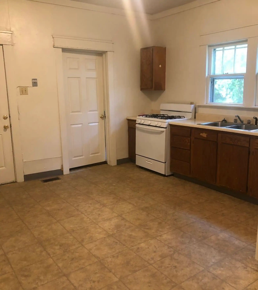 315 W 16th St - Photo 4 of 8