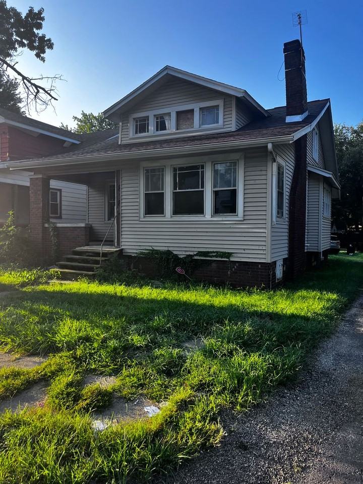 818 E Mcclure Ave - Photo 4 of 11