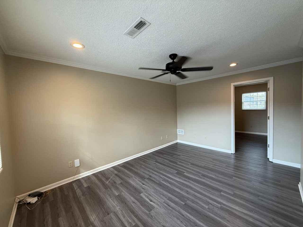 410 W Allen St - Photo 2 of 7