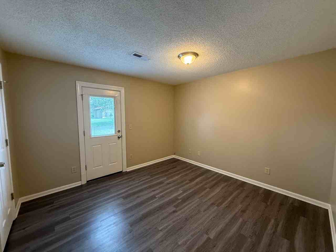 410 W Allen St - Photo 4 of 7