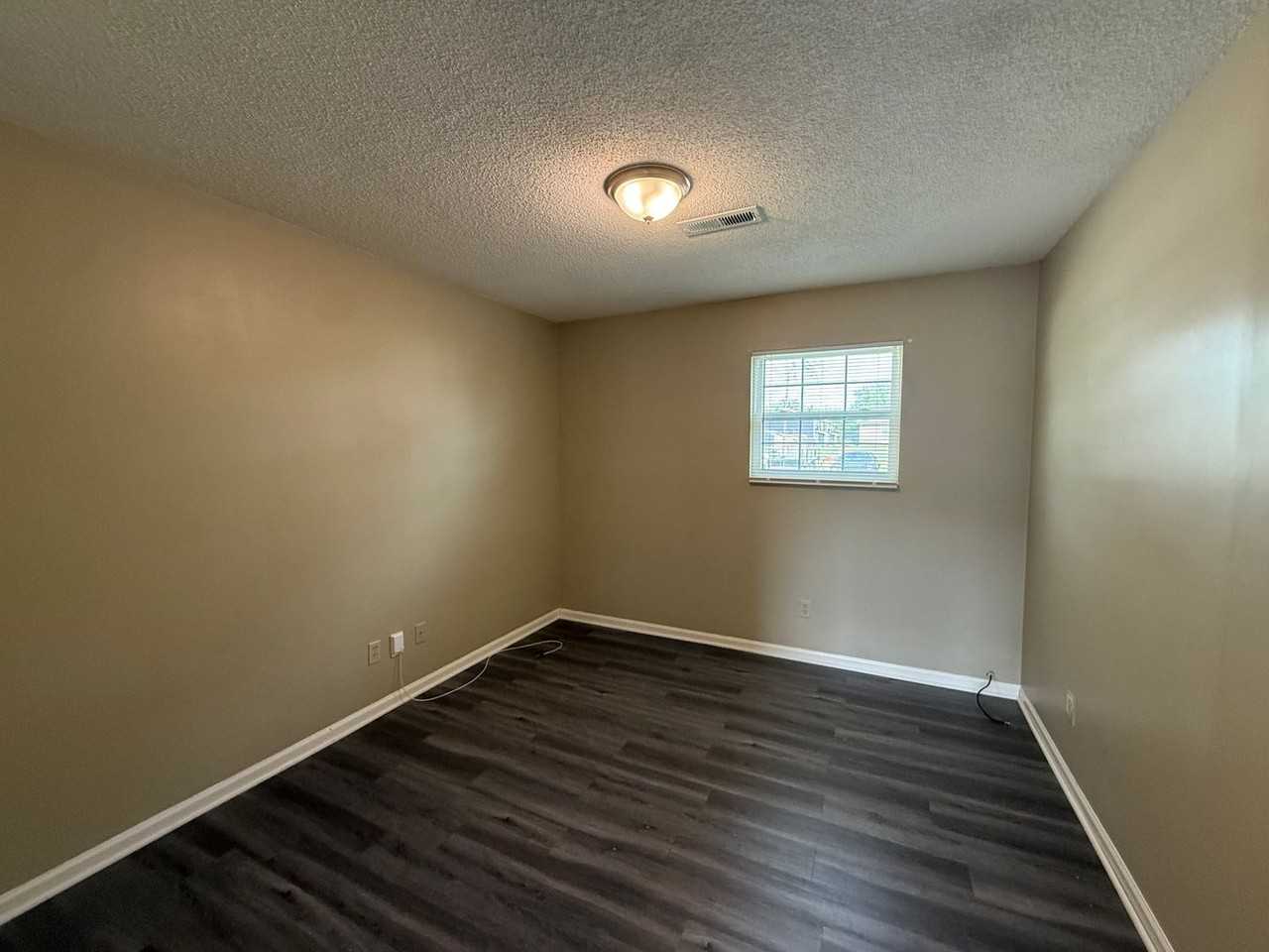 410 W Allen St - Photo 5 of 7