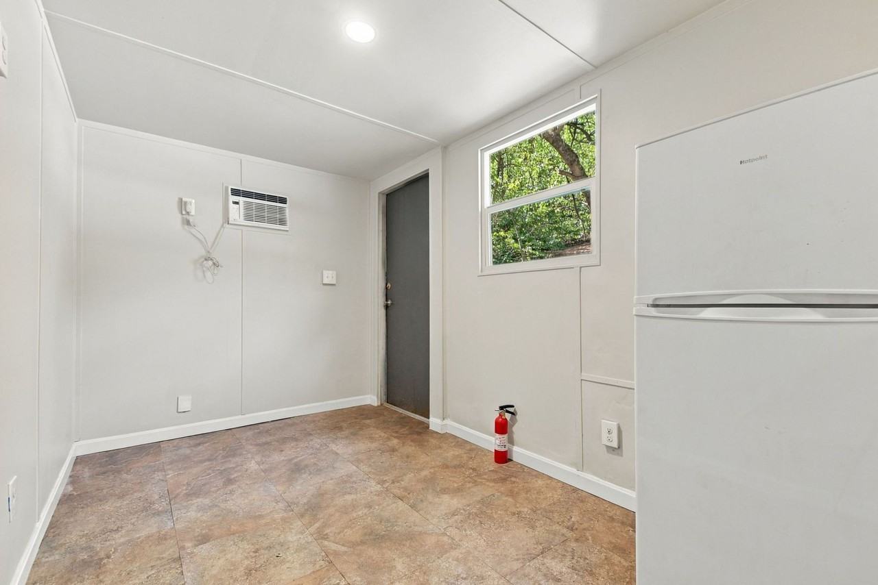 212 Hunstock Ave - Photo 4 of 8