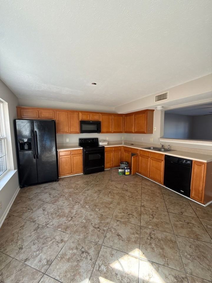 345 Shoshone Pl - Photo 3 of 9