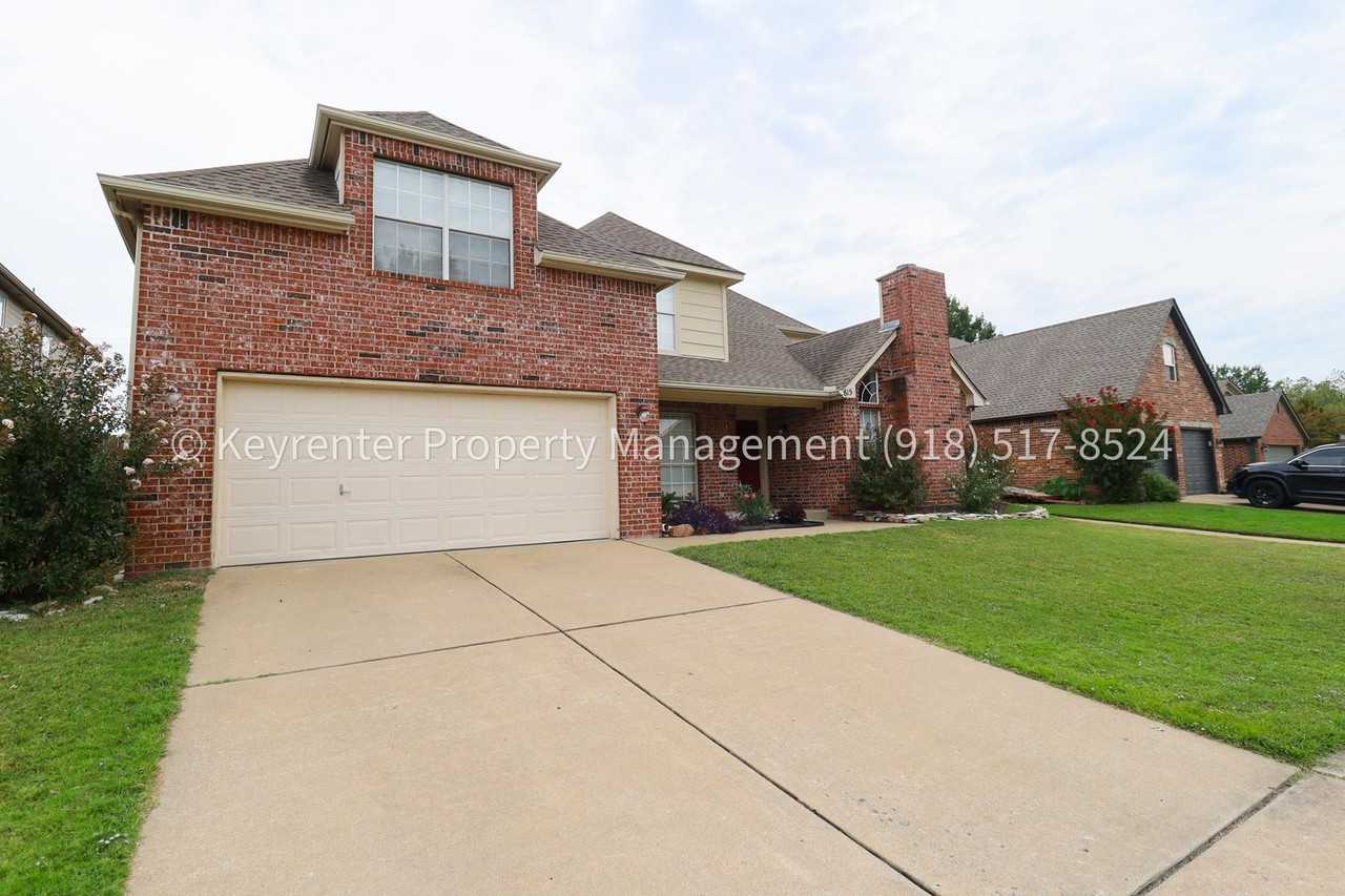815 N Douglas St - Photo 2 of 50