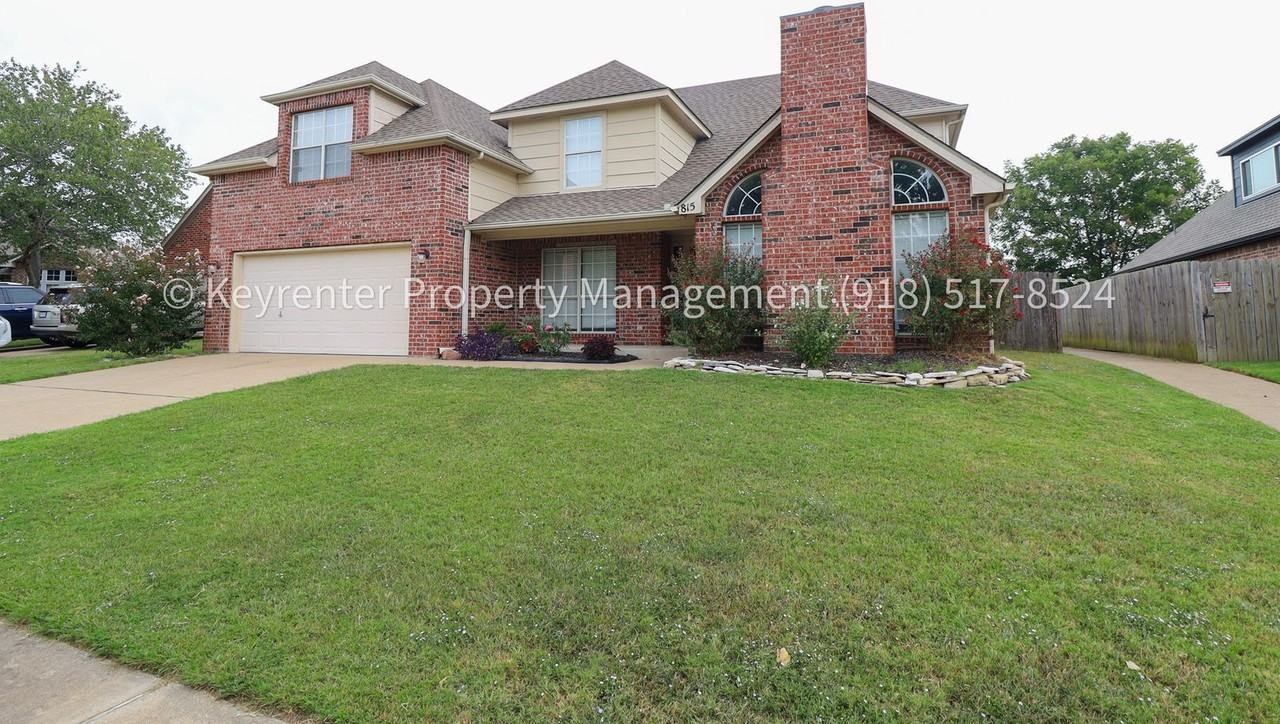 815 N Douglas St - Photo 3 of 50