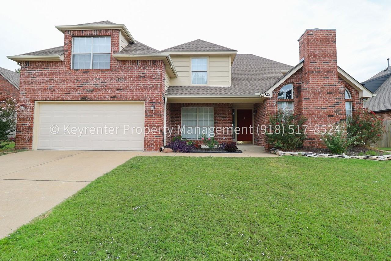 815 N Douglas St - Photo 4 of 50