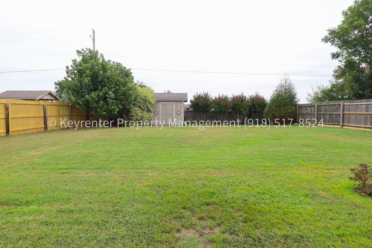 815 N Douglas St - Photo 5 of 50