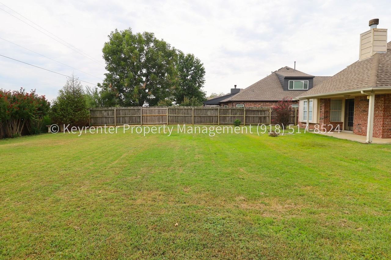 815 N Douglas St - Photo 6 of 50