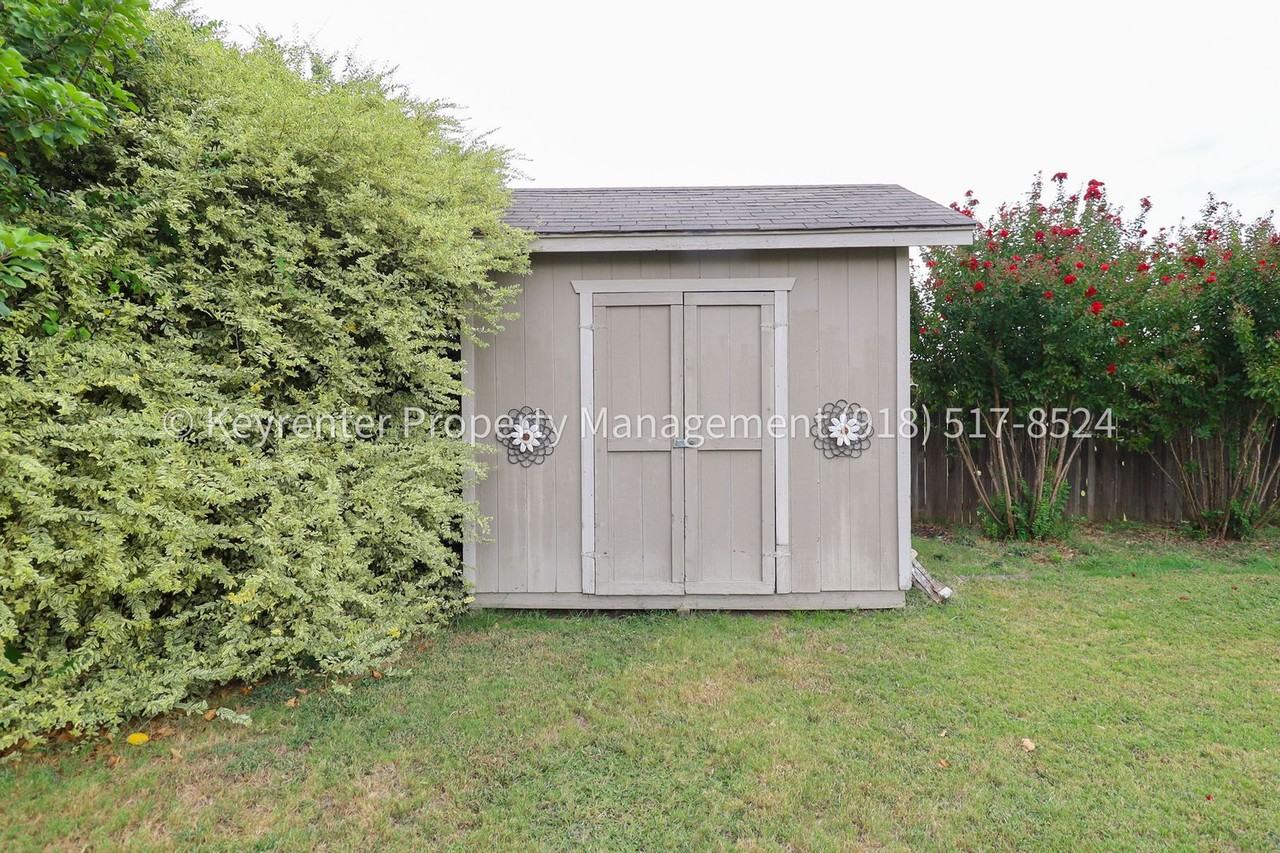 815 N Douglas St - Photo 7 of 50