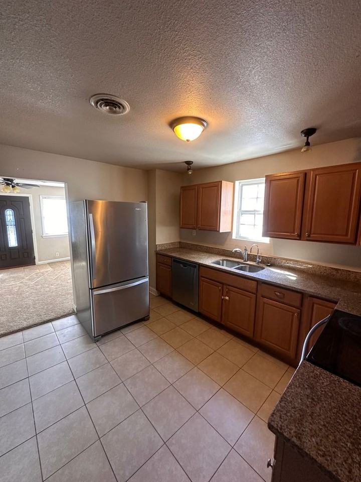 2312 Saint Denis Ave - Photo 3 of 13