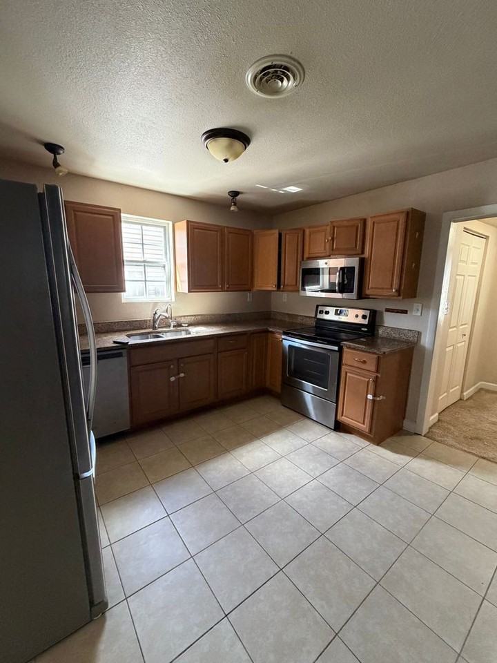 2312 Saint Denis Ave - Photo 4 of 13