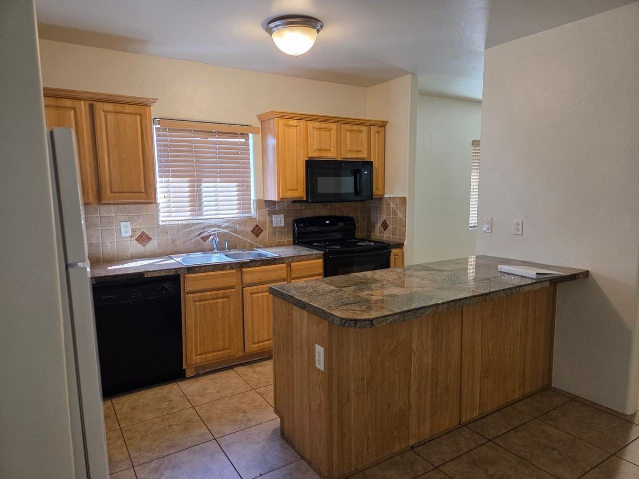 1605 N Fremont Ave - Photo 3 of 6