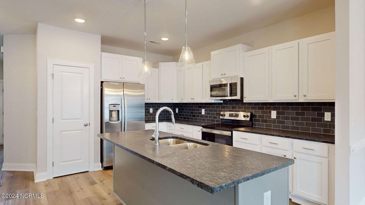 1904 Newbury Way Apt C - Photo 7 of 31