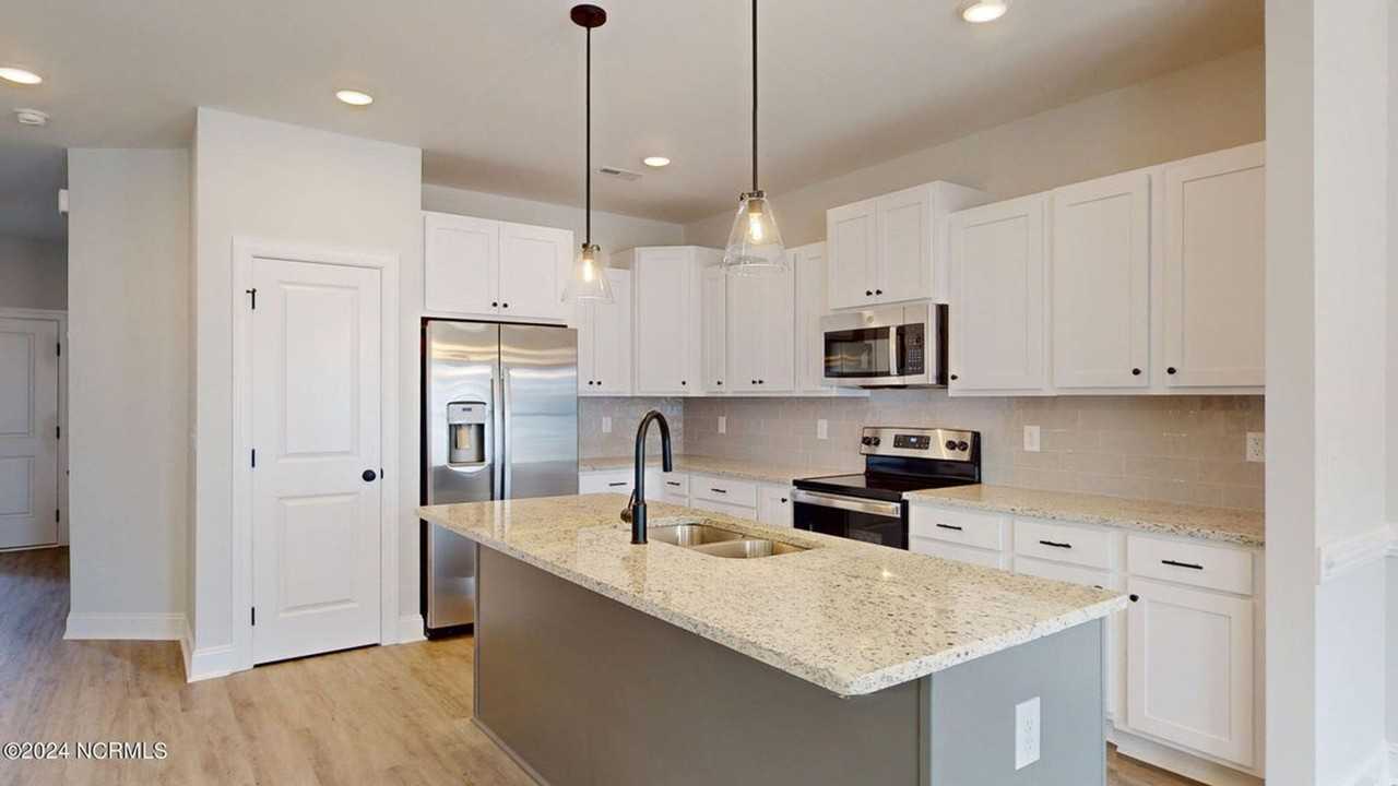 1904 Newbury Way Apt E - Photo 4 of 29