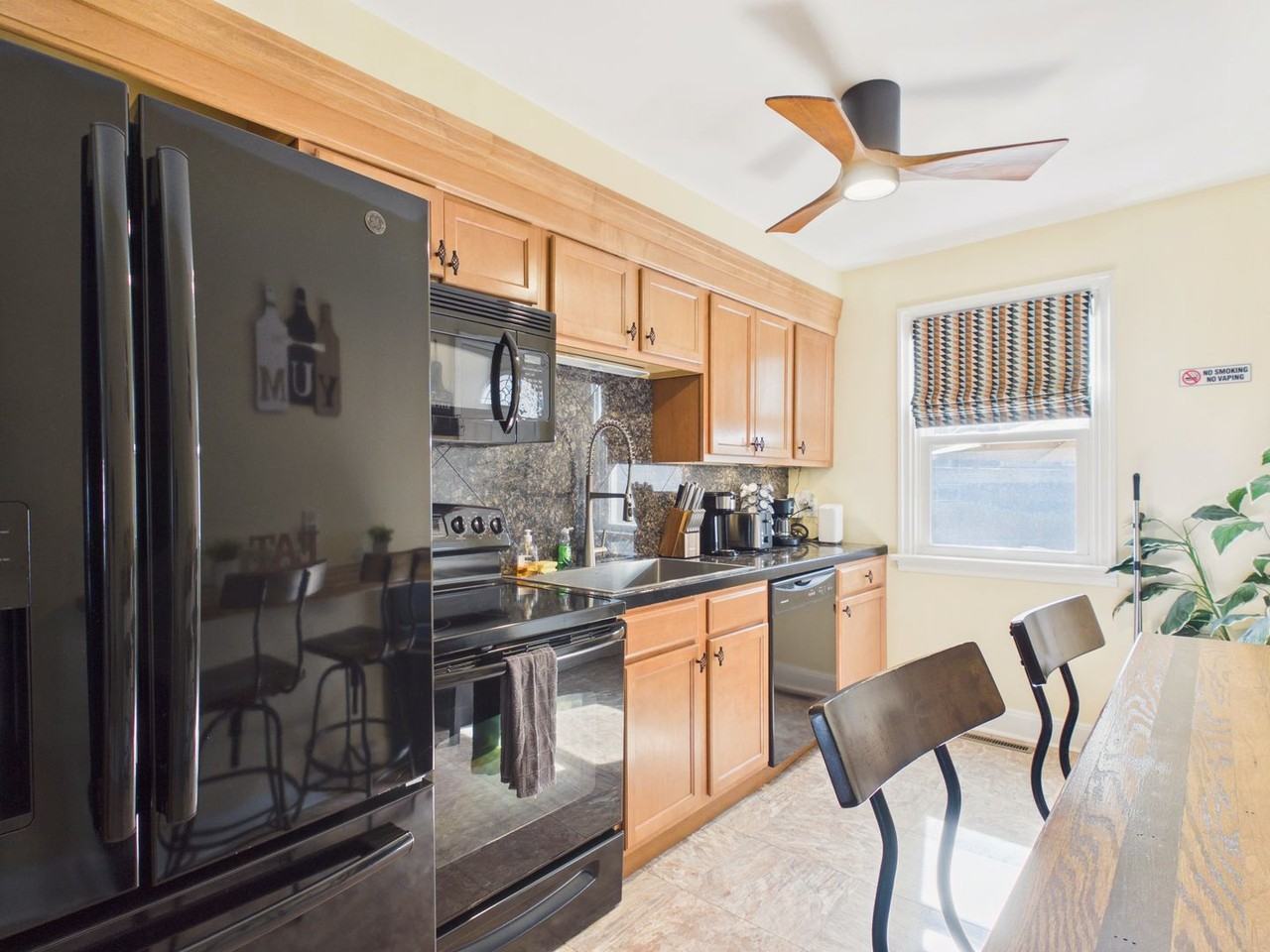 920 Grand St - Photo 2 of 27