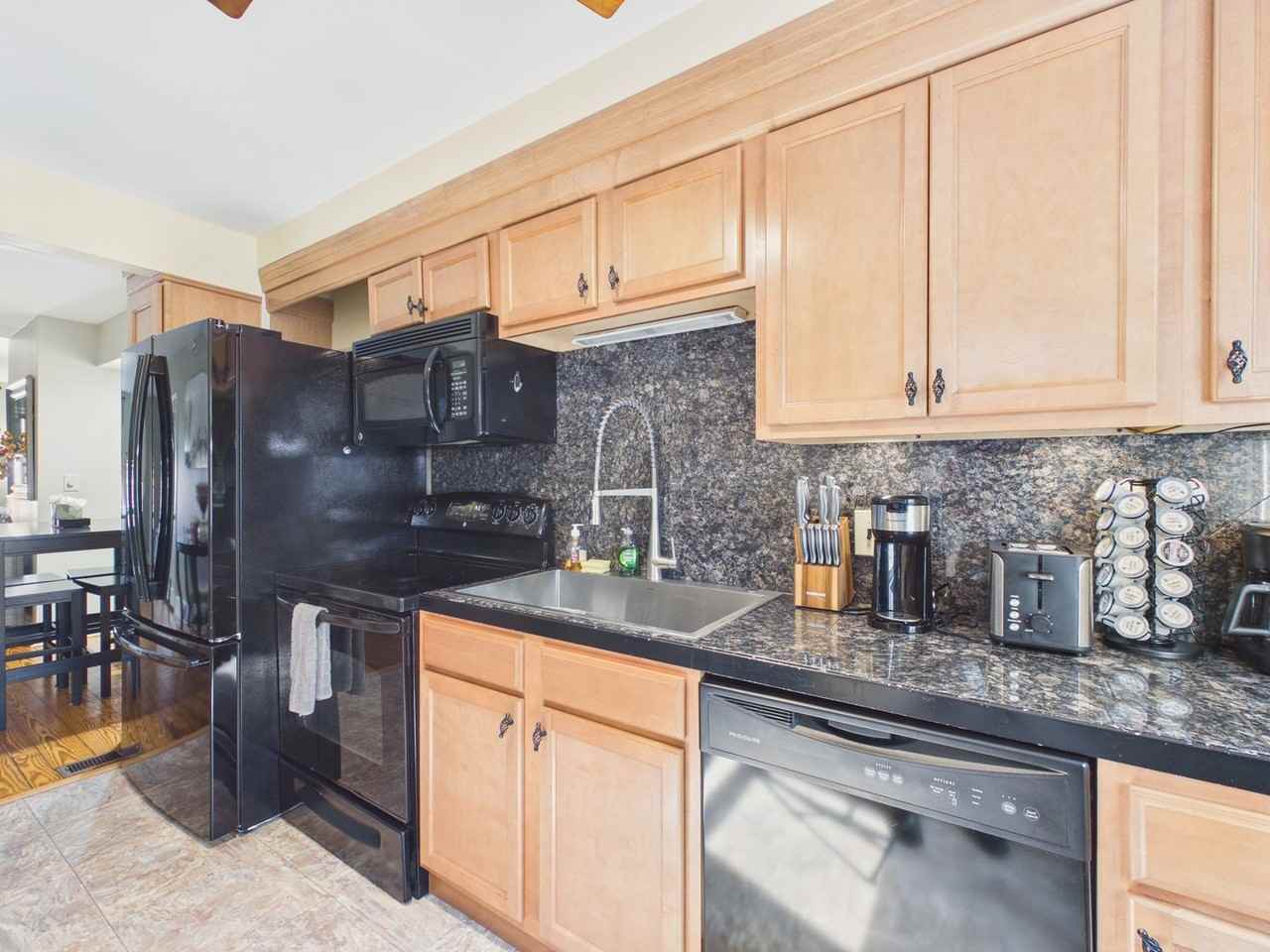 920 Grand St - Photo 3 of 27