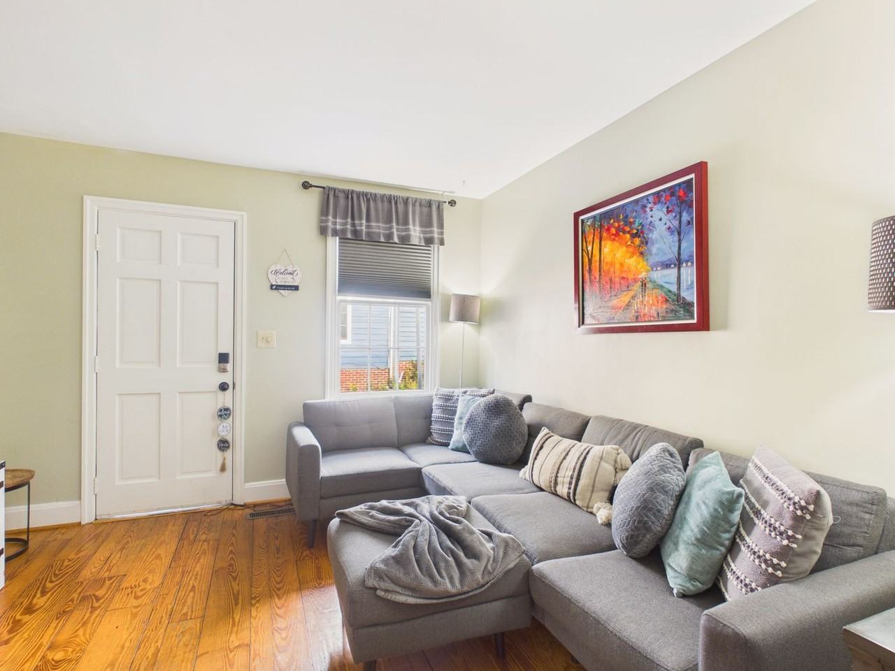 920 Grand St - Photo 5 of 27