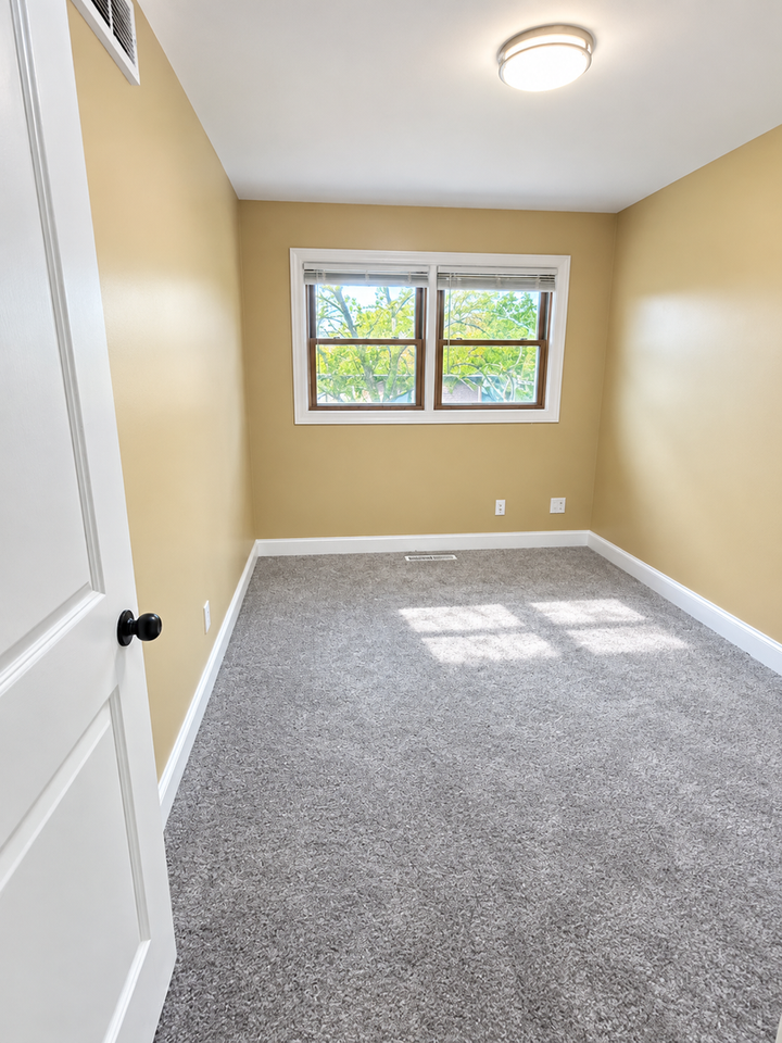 9619 Greenwood Ave - Photo 6 of 20