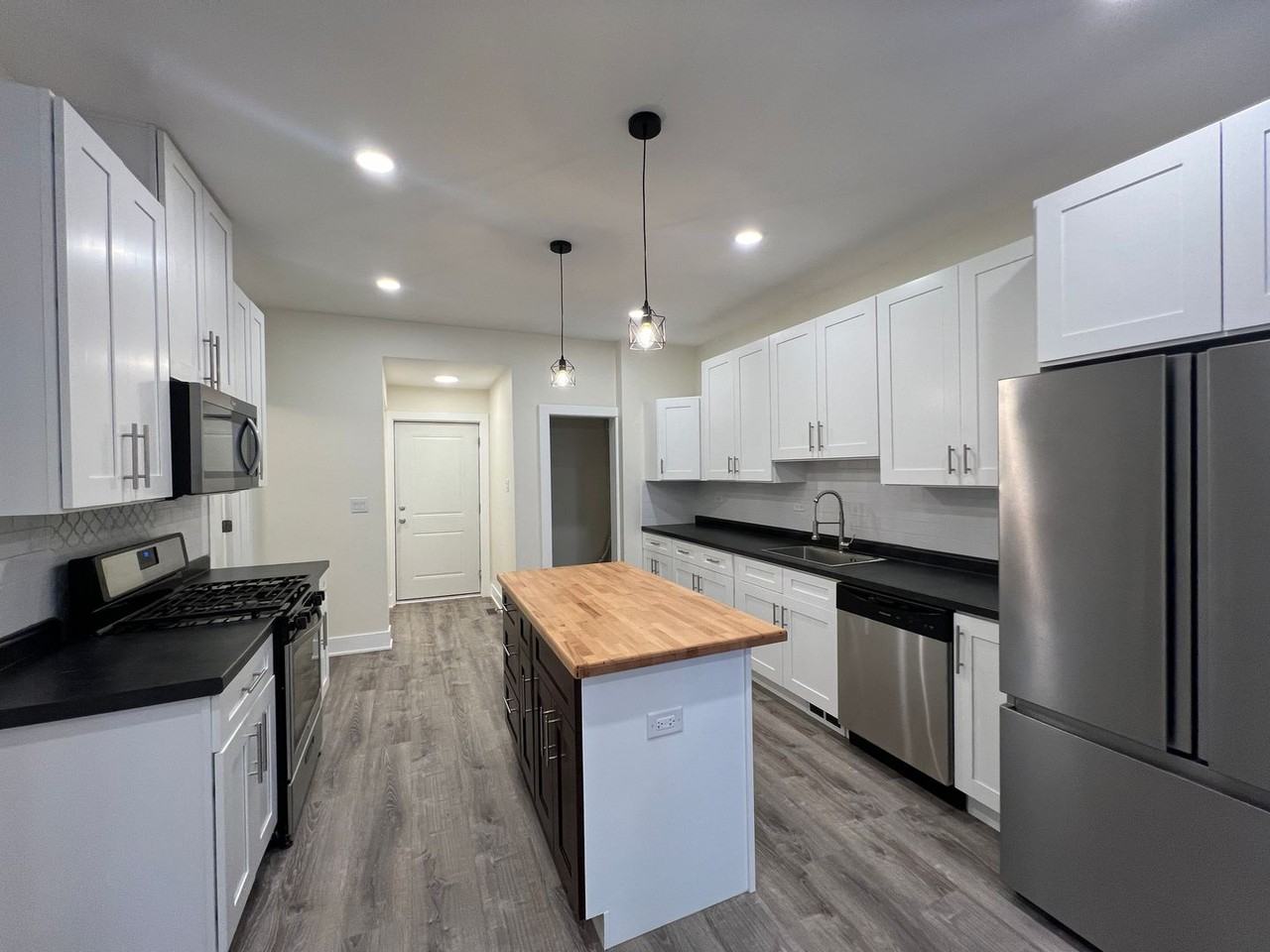 3427 Lake St - Photo 2 of 41
