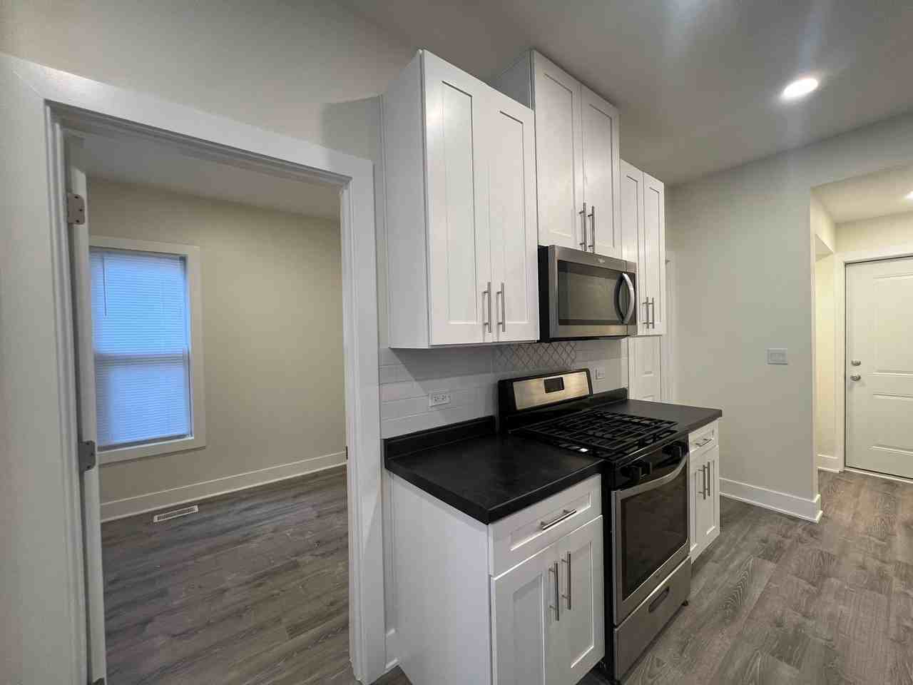 3427 Lake St - Photo 3 of 41