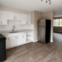 Move in FREE at The Gillem Apartments. Limited specials. ☀️ Múdate GRATIS. Especiales limitados. ☀️ - Photo 1 of 1
