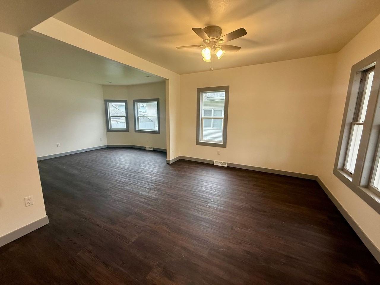 705 E Thomas St - Photo 2 of 23