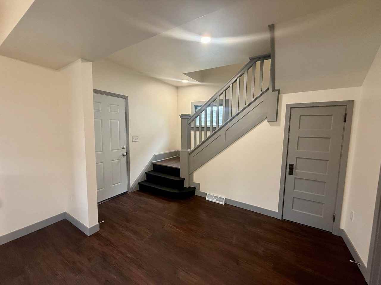 705 E Thomas St - Photo 3 of 23