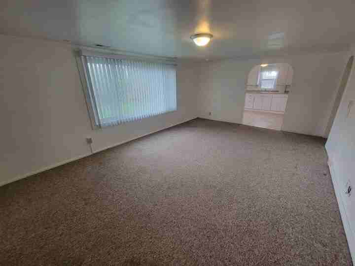 511 12th St W #B - Photo 2 of 6