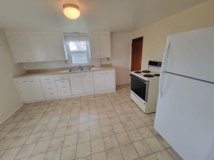 511 12th St W #B - Photo 3 of 6