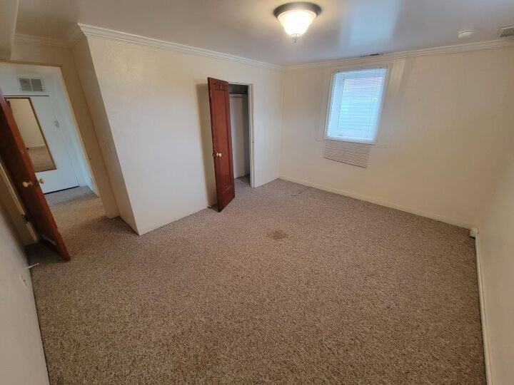 511 12th St W #B - Photo 4 of 6