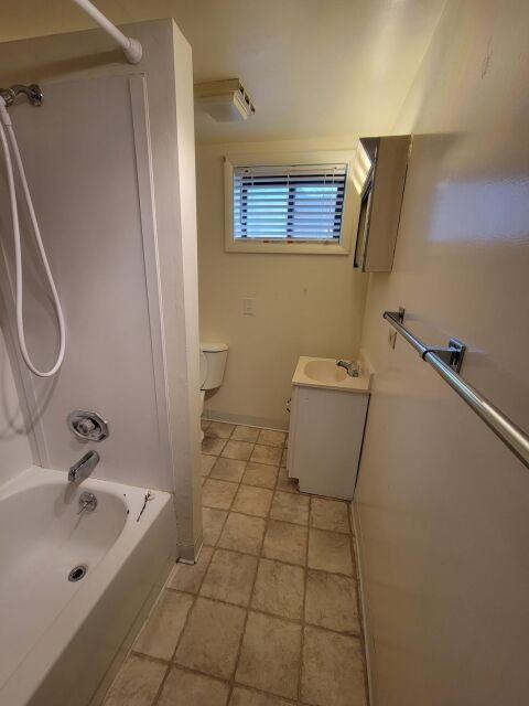 511 12th St W #B - Photo 5 of 6