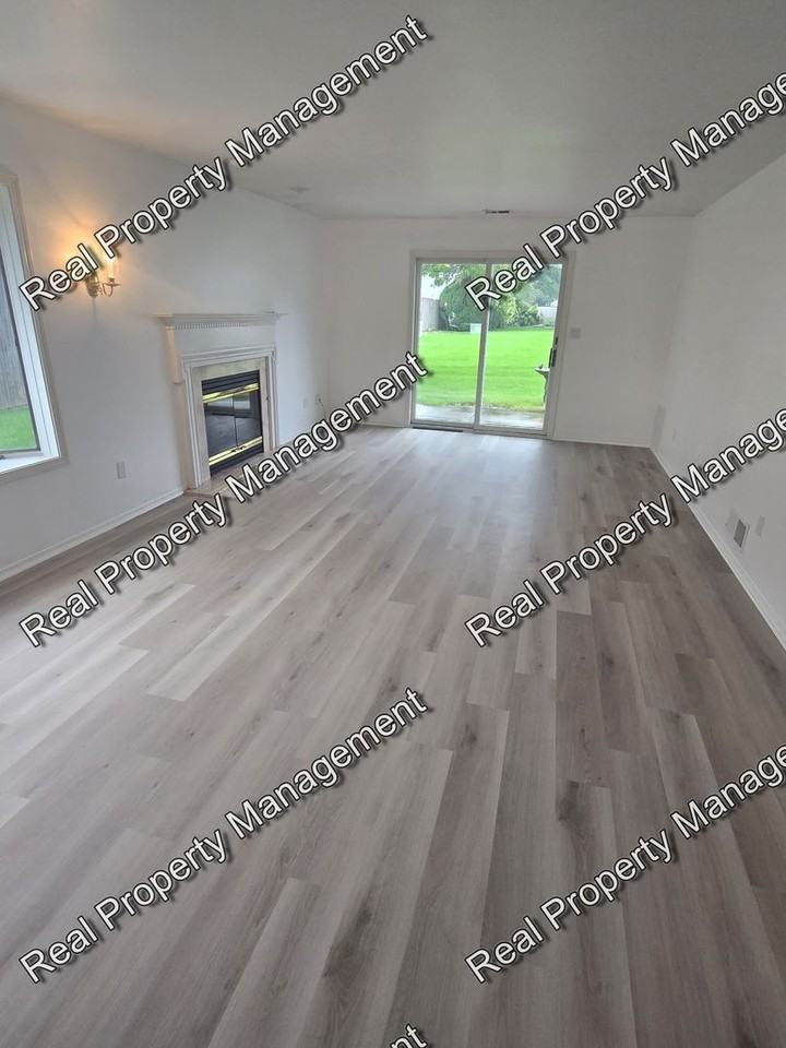 823 Spruce Ln - Photo 3 of 11