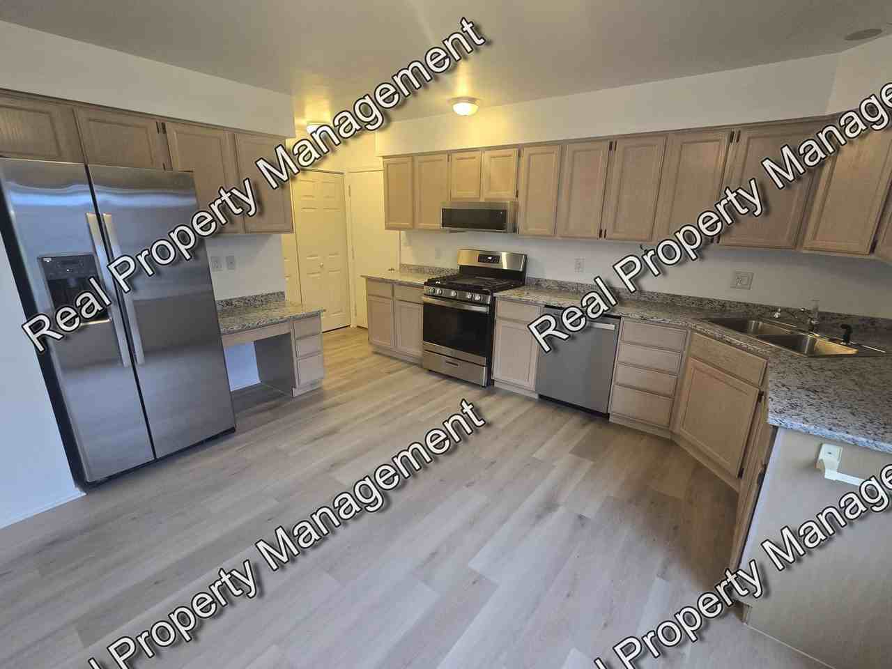 823 Spruce Ln - Photo 4 of 11