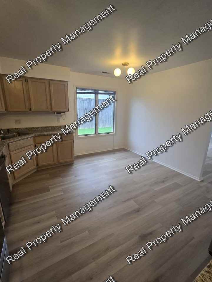 823 Spruce Ln - Photo 5 of 11