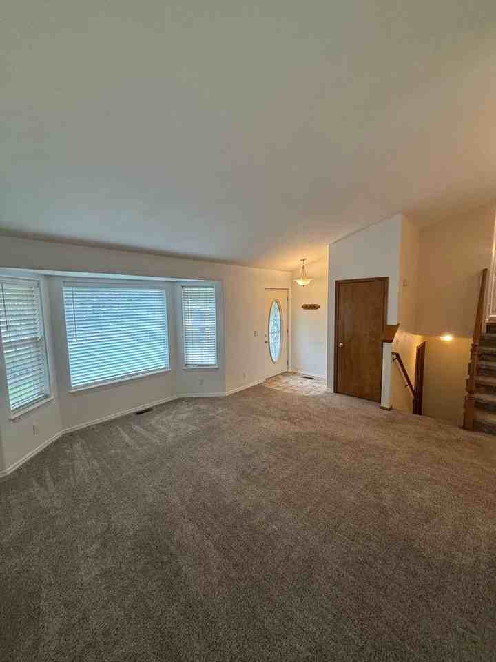 8823 N Davis Cir - Photo 3 of 50