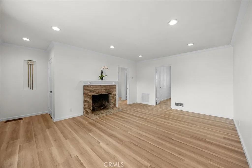 109 W Woodruff Ave - Photo 3 of 20