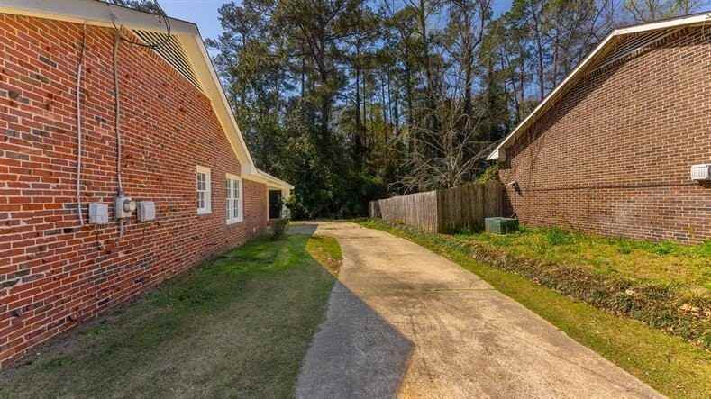 4924 Roxbury Dr - Photo 3 of 39