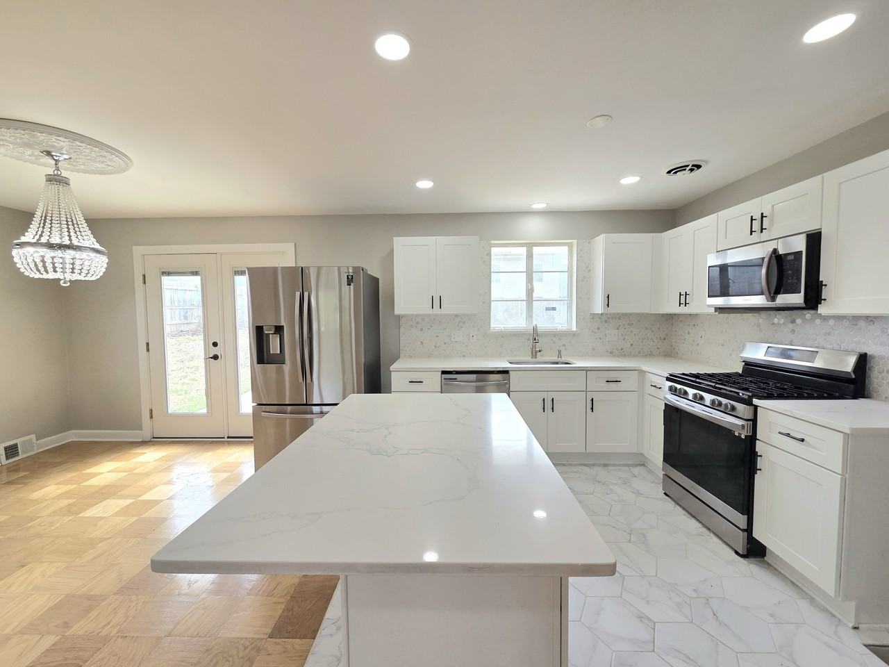 5311 Montgomery St - Photo 6 of 24