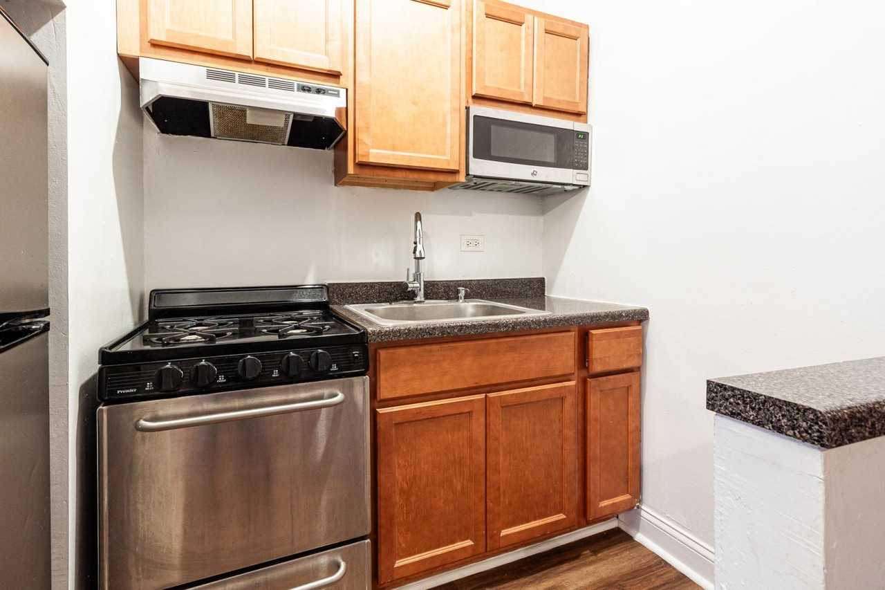 948 W Cuyler Ave #114 - Photo 2 of 11