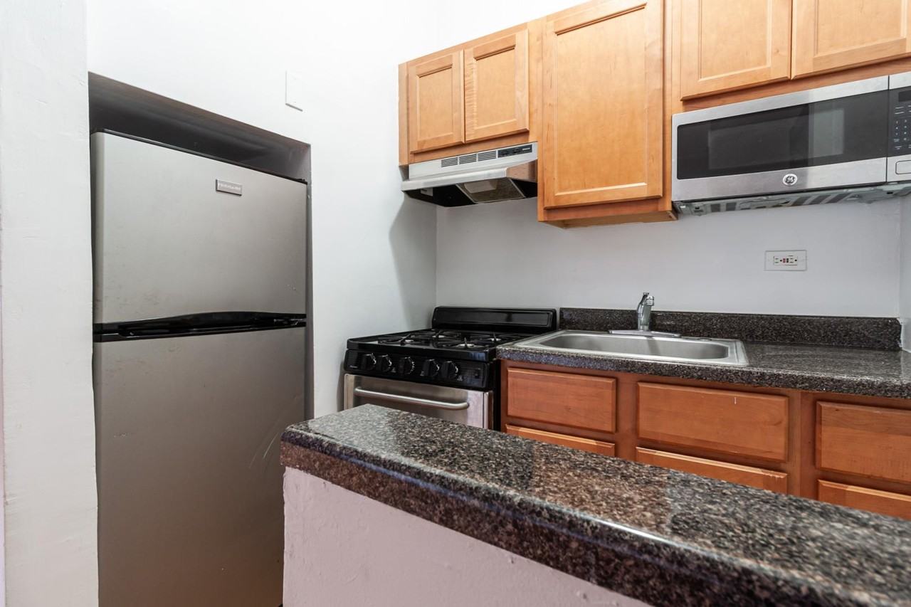 948 W Cuyler Ave #113 - Photo 2 of 12