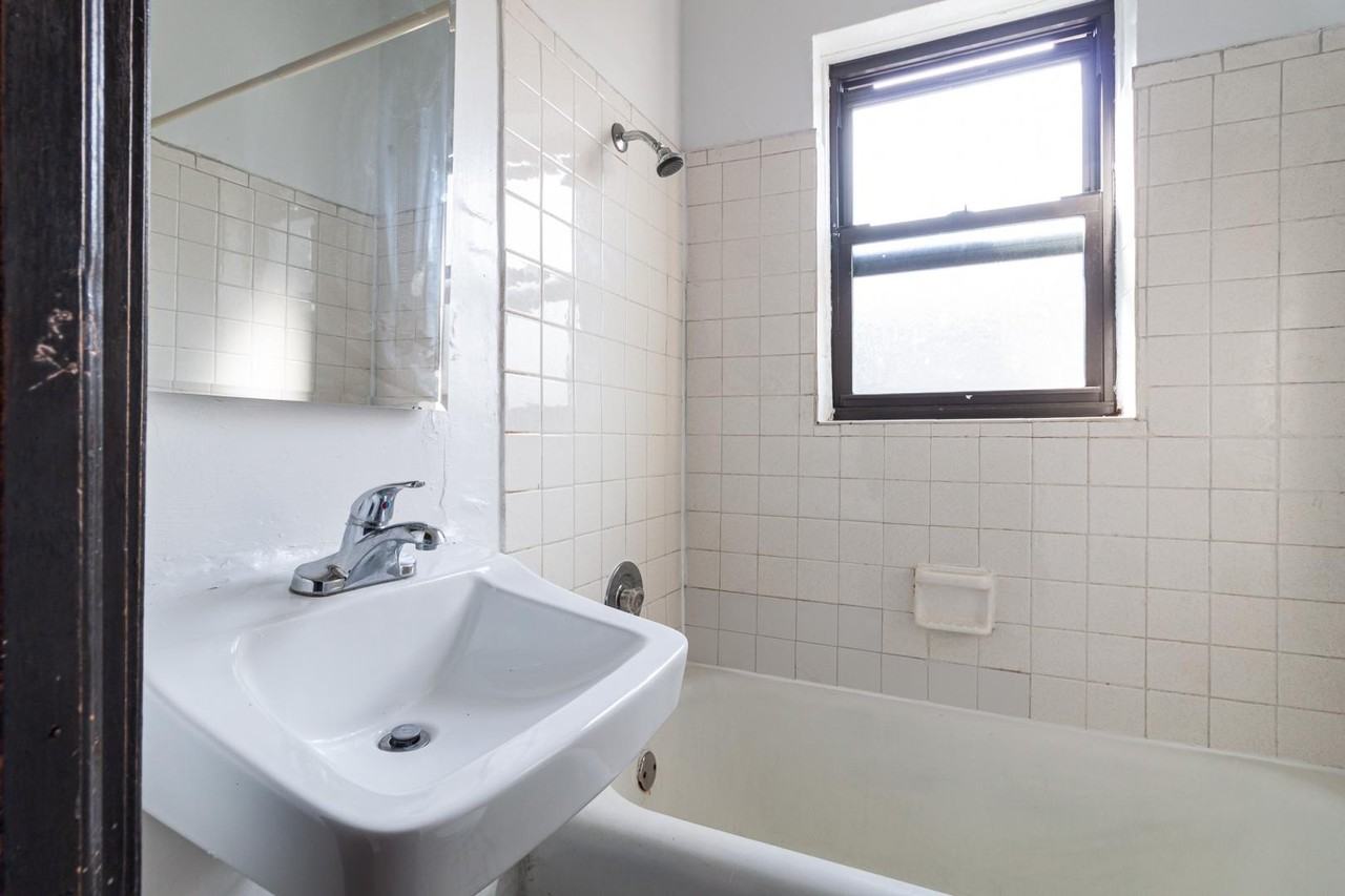 948 W Cuyler Ave #113 - Photo 7 of 12