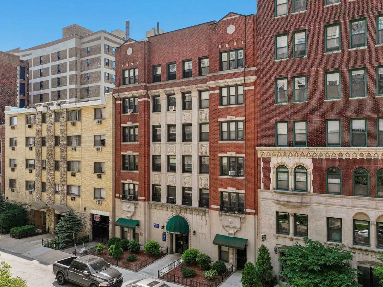 425 W Roscoe St #101 - Photo 6 of 6