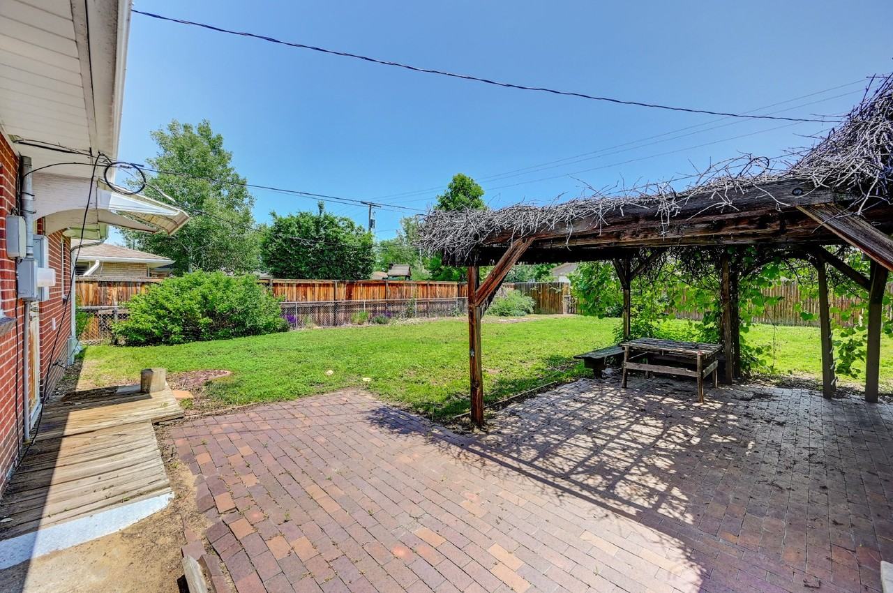 1082 S Jackson St - Photo 5 of 29