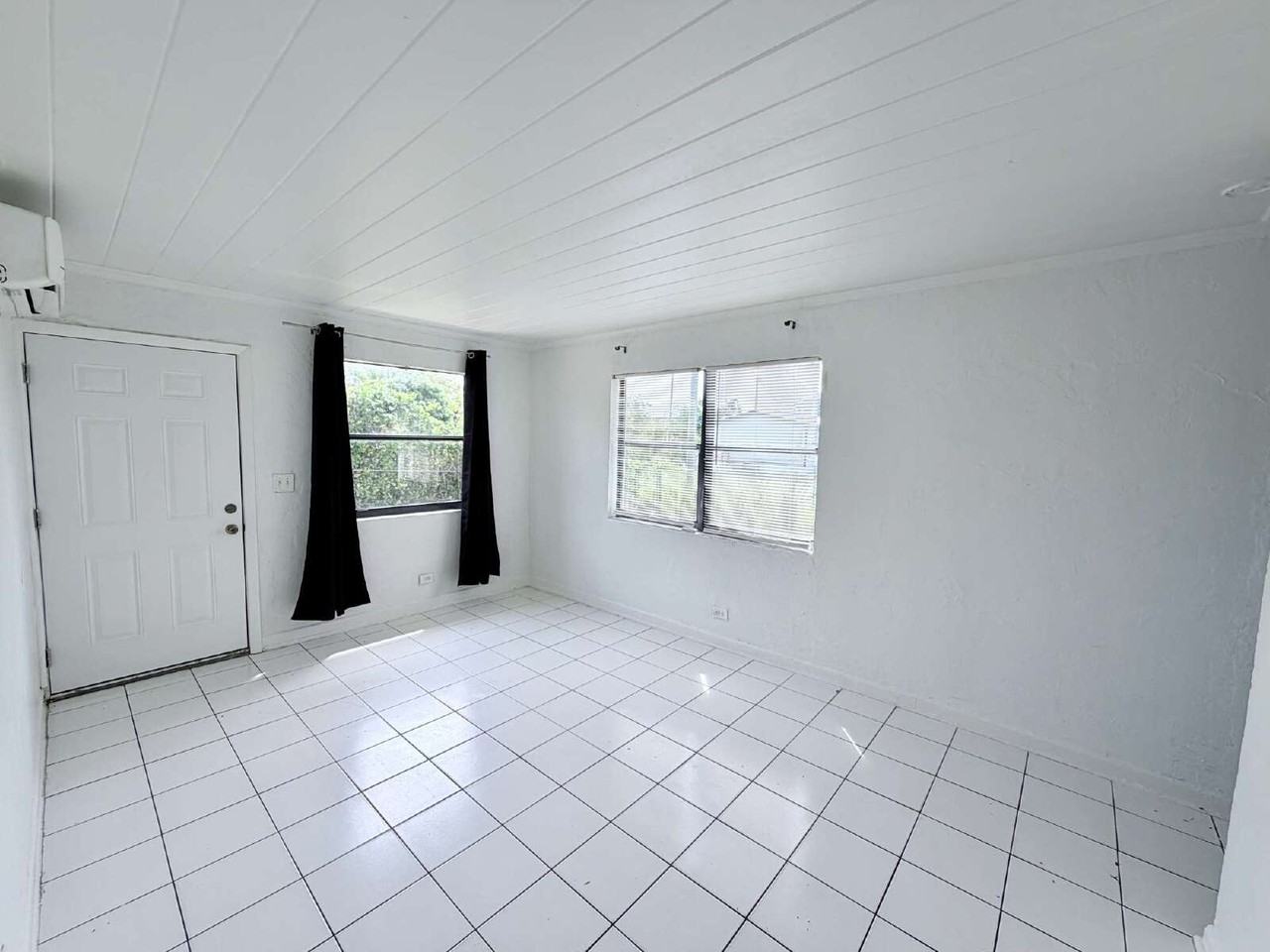 1409 W 33rd St Apt 2 - Photo 2 of 19