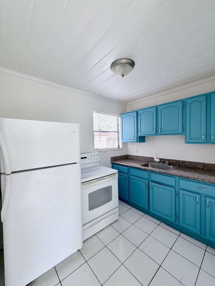 1409 W 33rd St Apt 2 - Photo 6 of 19